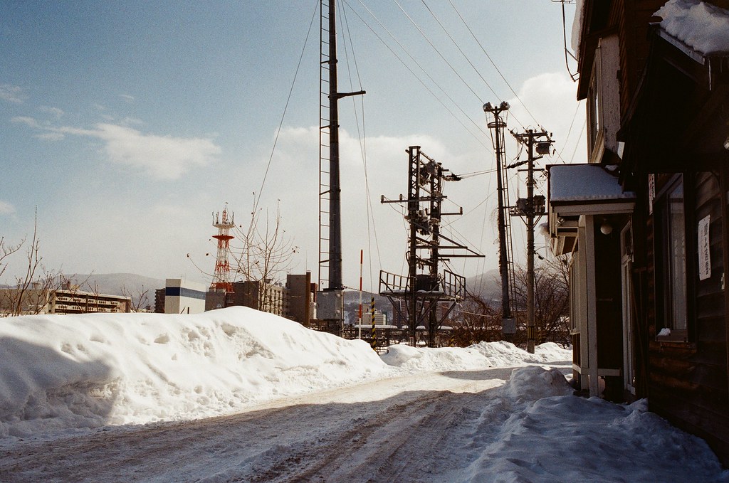 小樽 Otaru, Japan / Kodak ColorPlus / Nikon FM2 路邊的雪堆半個人高，然後路面上的雪被車輛壓過後變成堅硬的冰，真的是很特別景象。  然後還有一點點暖暖的陽光。  Nikon FM2 Nikon AI AF Nikkor 35mm F/2D Kodak ColorPlus ISO200 8268-0034 2016/02/02 Photo by Toomore
