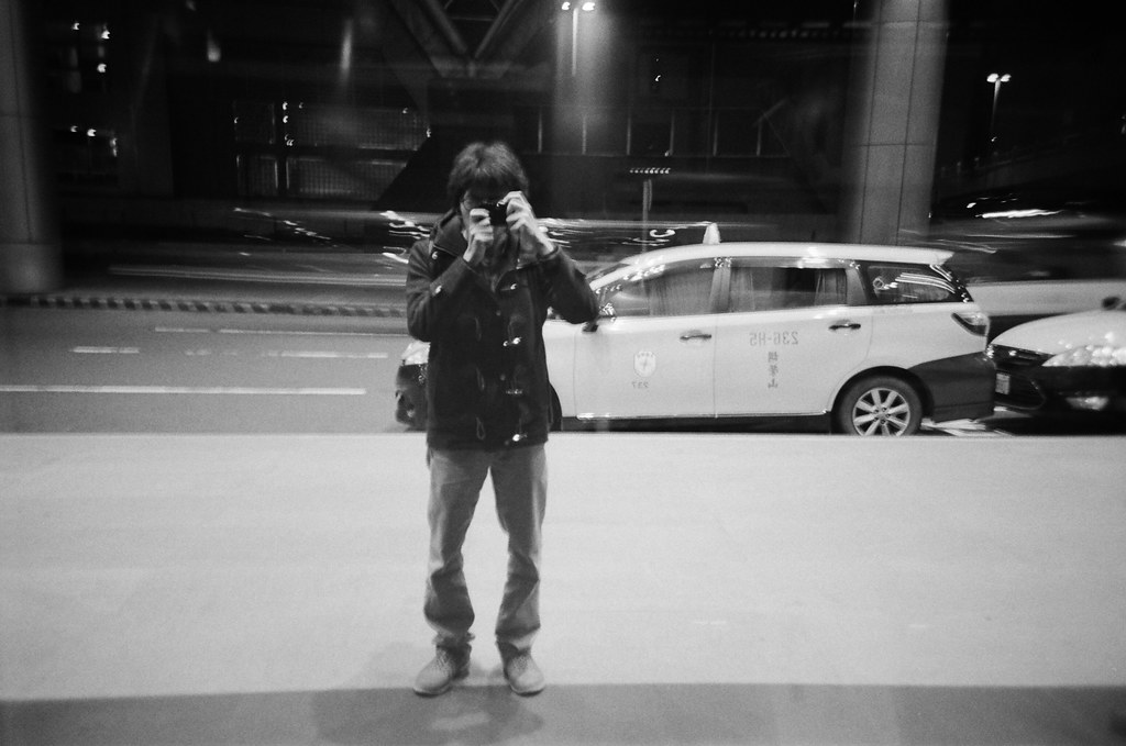 桃園國際機場 TPE / Lomo LC-A+ 2015/12/08 這一天晚上我在桃園機場流浪，好怕自己又買張機票飛去日本，雖然經過香草航空的時候有點衝動！朋友早上要飛往泰國，想說前一天晚上就先來桃園機場拍照，用黑白和 Lomo LC-A+ 拍晚上的機場。  Lomo LC-A+ Kodak TRI-X 400 / 400TX 4780-0010 Photo by Toomore
