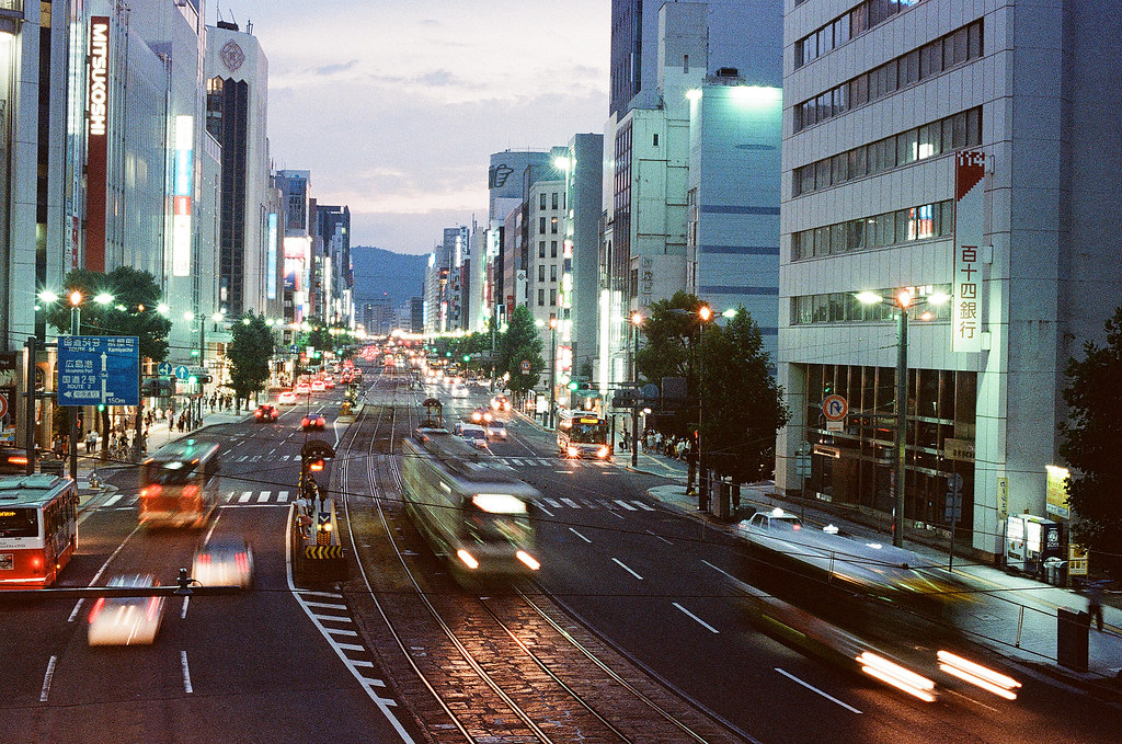 胡町 銀山町 天橋 路面電車 広島 Hiroshima 2015/08/30 再往旁邊一點拍攝，讓轉彎弧度更大。  Nikon FM2 / 50mm Kodak UltraMax ISO400 Photo by Toomore