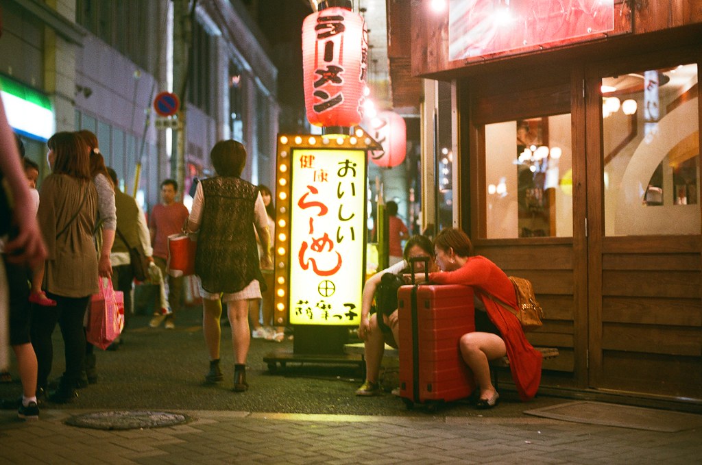 道頓崛 大阪 Osaka 2015/09/22 蹲在路邊，很豪邁的姿勢！  Nikon FM2 Nikon AI Nikkor 50mm f/1.4S AGFA VISTAPlus ISO400 0946-0008 Photo by Toomore