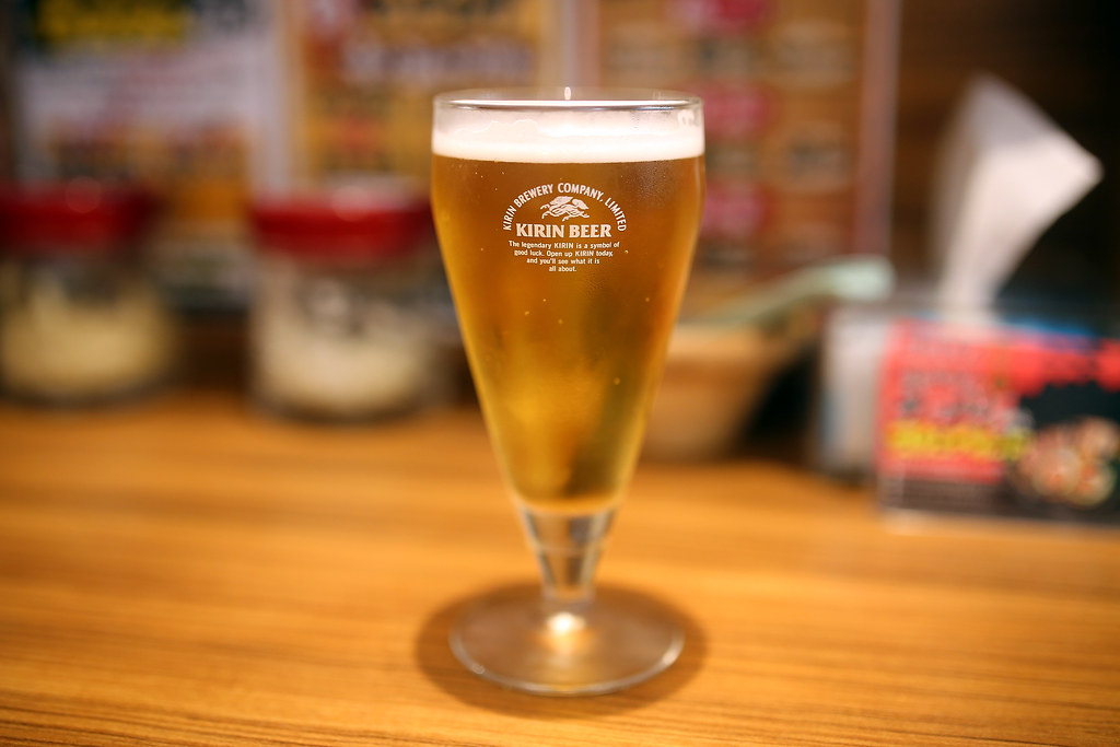 KIRIN BEER 新宿, Shinjuku, Japan / Sigma 35mm / Canon 6D 離開蚤之市後回到新宿，這裡是我這次旅行的轉運點，我要去的地方大部分都回到這裡跳轉。大江戶線、丸之內線這兩條其實就可以跑遍東京東西兩側。  這間拉麵店之前在御茶ノ水附近吃過，印象就是很鹹，但就是還會想再吃一次！  啤酒說特價，那我就點一杯來喝，雖然那時候才下午三點的樣子，但不管了！喝一杯放鬆一下！  Canon 6D Sigma 35mm F1.4 DG HSM Art Photo by Toomore