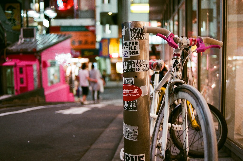 渋谷 斜坡 販賣機 Tokyo 2015/10/02 斜坡的旁邊停一台很華麗的腳踏車。   Nikon FM2 Nikon AI AF Nikkor 35mm F/2D AGFA VISTAPlus ISO400 0998-0010 Photo by Toomore