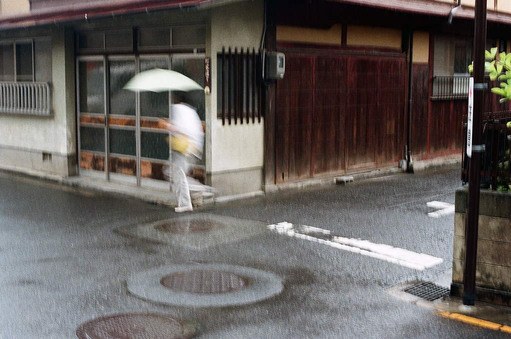 嚴島（Itsuku-shima）広島 Hiroshima 2015/08/31 一個轉角，但那時候我有點誤按快門，所以有晃動的感覺。  Nikon FM2 / 50mm Kodak UltraMax ISO400 Photo by Toomore