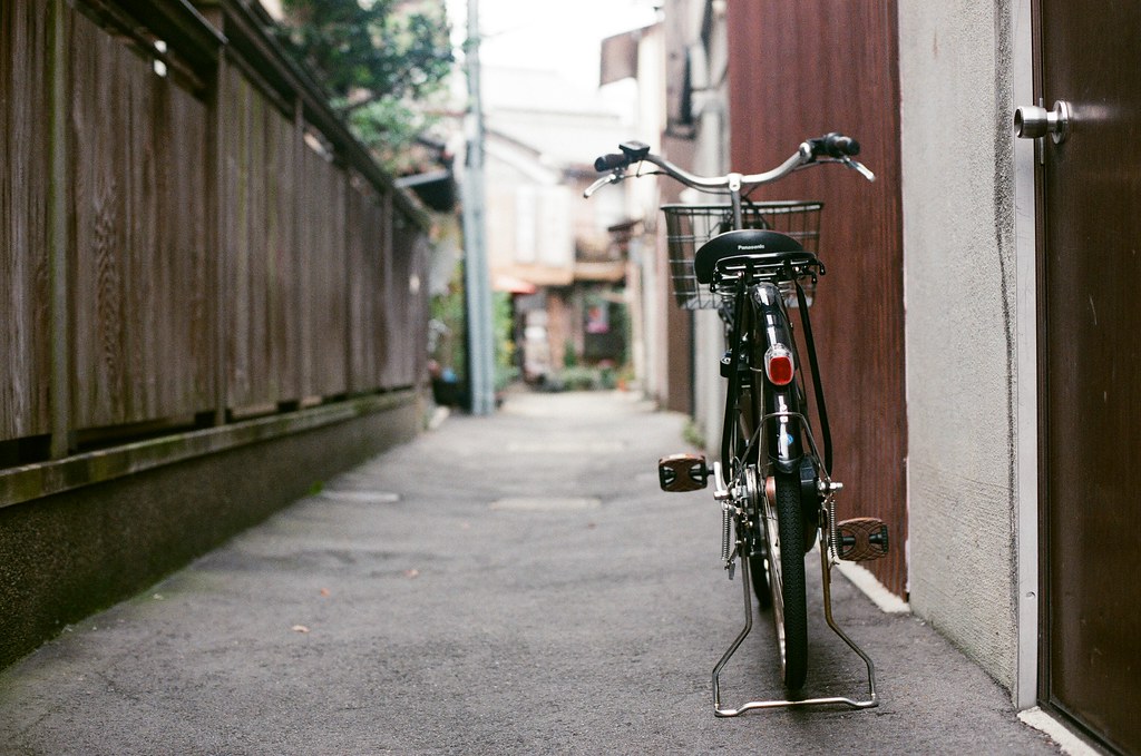 北野天滿宮 京都 Kyoto 2015/09/26 巷子口的腳踏車。  Nikon FM2 Nikon AI Nikkor 50mm f/1.4S AGFA VISTAPlus ISO400 0952-0026 Photo by Toomore