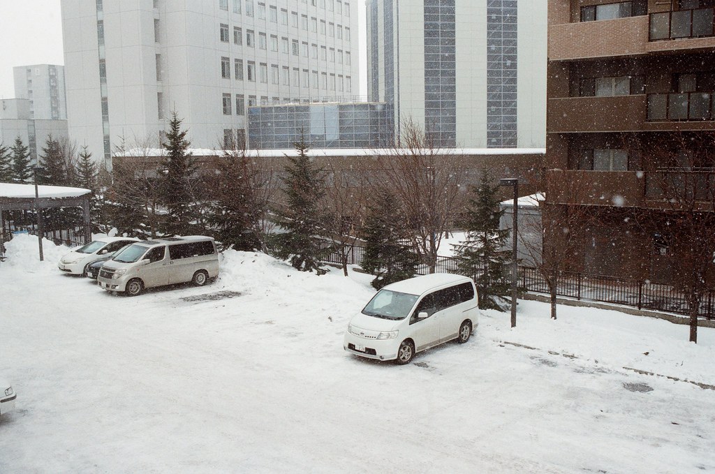 學園前 札幌 Sapporo, Japan / Kodak ColorPlus / Nikon FM2 停車場的雪又積起來了，前一天晚上故意在停車場走來走去的腳印消失了。  故意倒著走，體會一下推理小說中的只有來自一方向的腳印，真好玩！  Nikon FM2 Nikon AI AF Nikkor 35mm F/2D Kodak ColorPlus ISO200 8268-0022 2016/02/02 Photo by Toomore