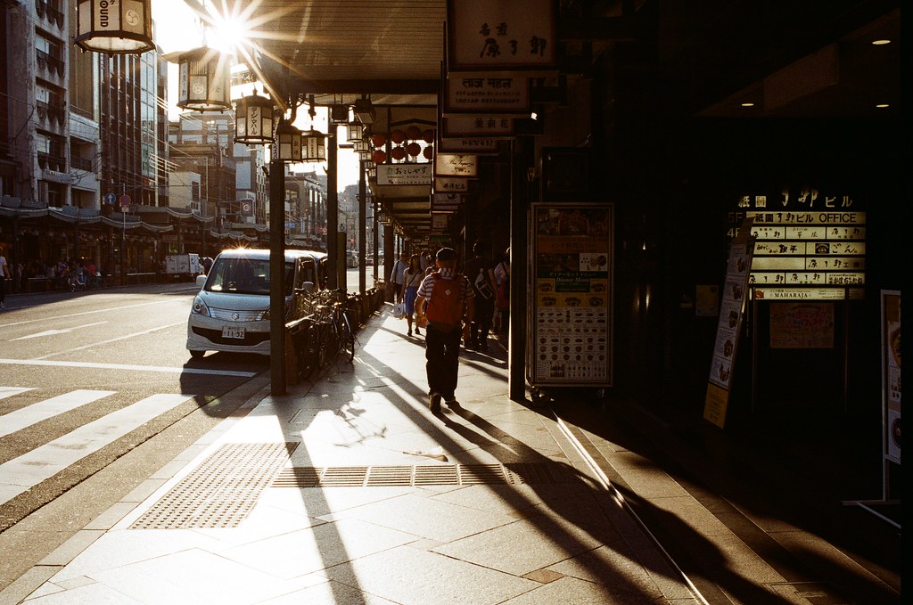 花見小路前 京都 Kyoto 2015/09/28 剛從京都嵐山回到花見小路，這個時段剛好黃昏的光打在街道上，我就拿著相機一路上慢慢拍！  Nikon FM2 Nikon AI AF Nikkor 35mm F/2D Kodak ColorPlus ISO200 0991-0006 Photo by Toomore