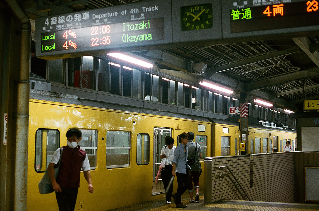 三原駅 みはら - Mihara, Hiroshima 2015/08/29 來了一輛往廣島的列車，是和我今天晚上要去的地方的反方向。  Nikon FM2 / 50mm FUJI X-TRA ISO400 Photo by Toomore