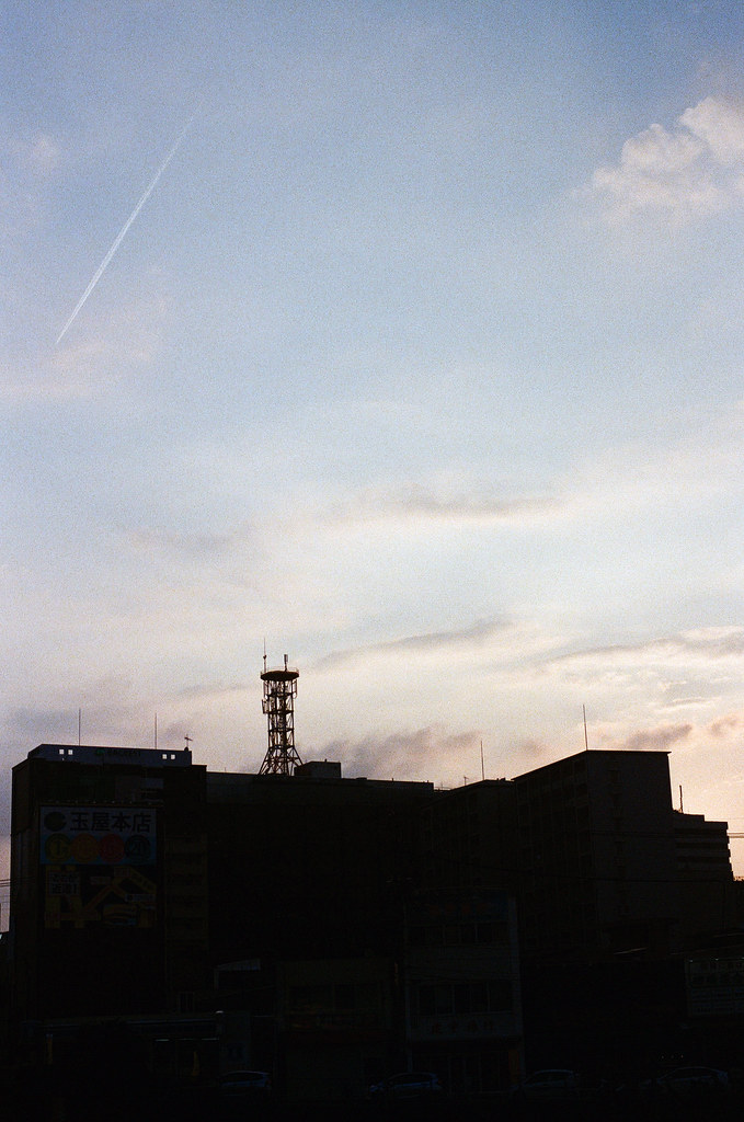 博多 福岡 Fukuoka 2015/09/04 這應該是在博多車站附近了。這一天是我最後一天待在福岡，還是很喜歡福岡的氣氛，這裡真的還可以再來慢慢過生活，或是打發時間 ...  Nikon FM2 / 50mm Kodak UltraMax ISO400 Photo by Toomore