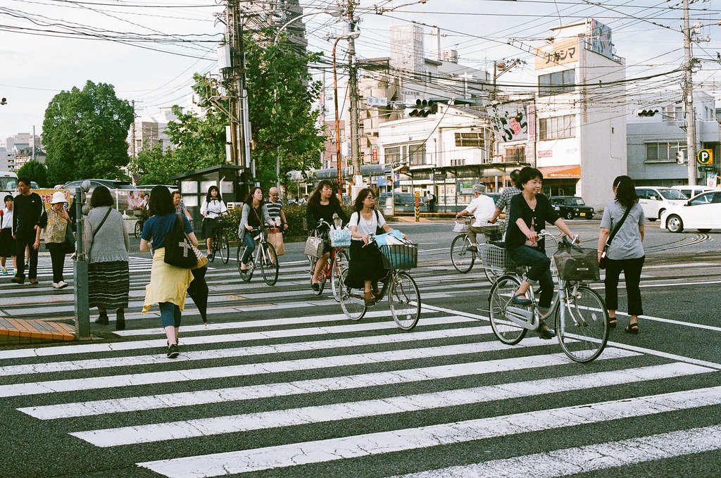 皆実町六丁目 広島 Hiroshima 2015/09/01 好多人過馬路  Nikon FM2 / 50mm AGFA VISTAPlus ISO400 Photo by Toomore