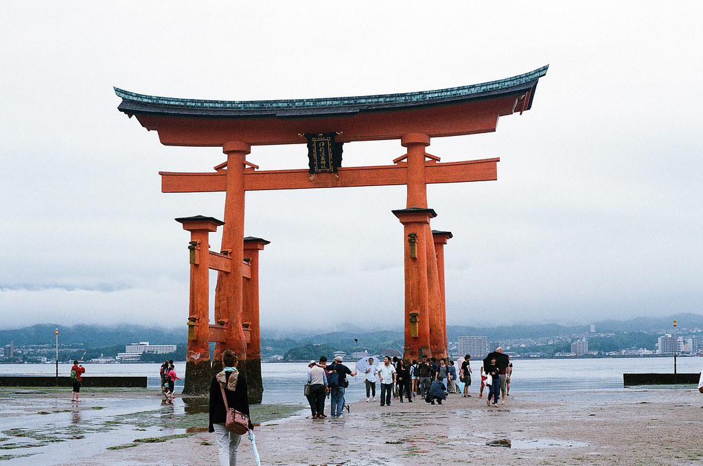 大鳥居 嚴島（Itsuku-shima）広島 Hiroshima 2015/08/31 一個大鳥居完整。  Nikon FM2 / 50mm FUJI X-TRA ISO400 Photo by Toomore