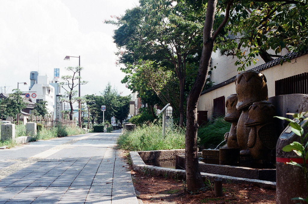 当仁小学校 福岡 Fukuoka 2015/09/03 這隻河童站在路邊。  Nikon FM2 / 50mm Kodak UltraMax ISO400 Photo by Toomore
