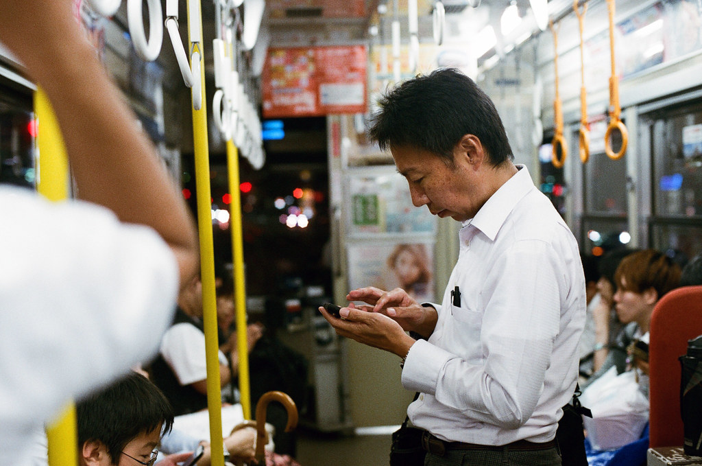 電車 広島 Hiroshima 2015/09/01 電車上的乘客  Nikon FM2 / 50mm AGFA VISTAPlus ISO400 Photo by Toomore