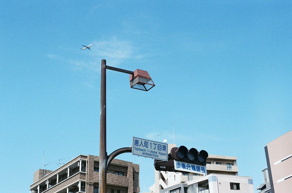 唐人町 福岡 Fukuoka 2015/09/03 在唐人町附近隨意走，下午這段剛好天氣好，又有一架飛機飛過。  Nikon FM2 / 50mm Kodak UltraMax ISO400 Photo by Toomore