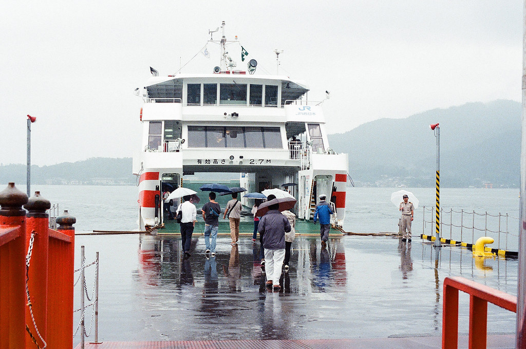 ＪＲ西日本宮島フェリー 広島 Hiroshima 2015/08/31 一直下雨，準備登船。  Nikon FM2 / 50mm Kodak UltraMax ISO400 Photo by Toomore
