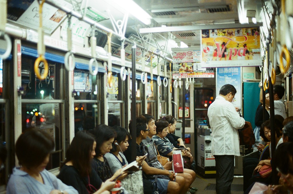 路面電車上 長崎 Nagasaki 2015/09/07 搭電車回去住的地方。  Nikon FM2 / 50mm Kodak UltraMax ISO400 Photo by Toomore