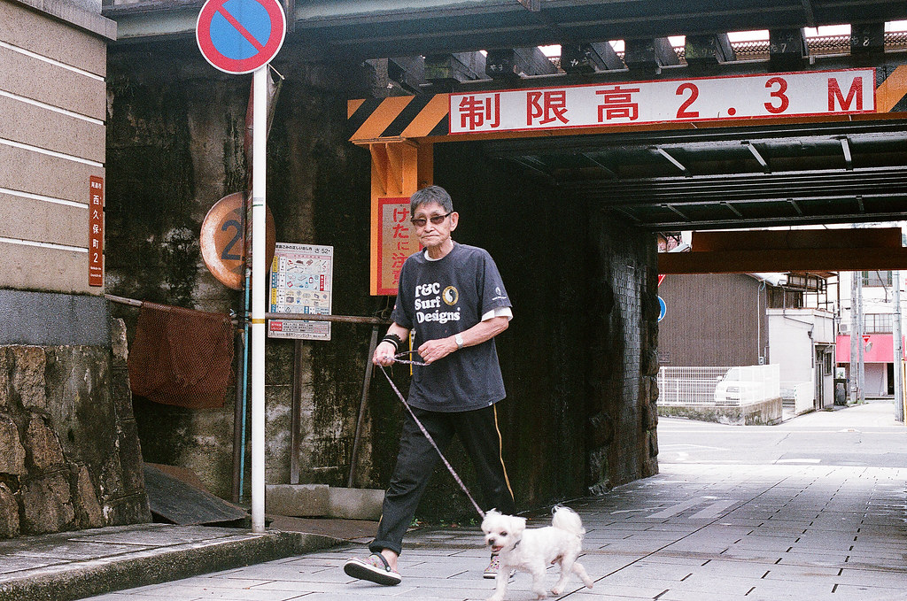 尾道 おのみち Onomichi, Hiroshima 2015/08/30 遛狗的阿伯，不知道他狗狗怎麼了，一直哭，阿伯也不知道他怎麼了，前一張一直安慰牠。  Nikon FM2 / 50mm FUJI X-TRA ISO400 Photo by Toomore