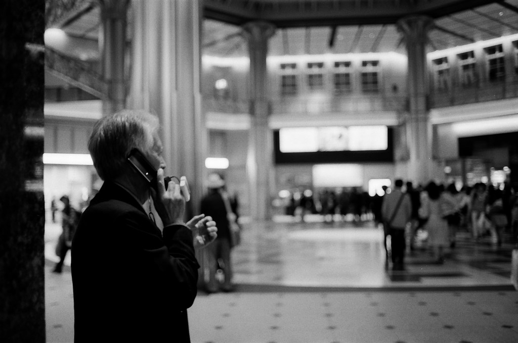 丸之內 東京車站 東京 Tokyo 2015/10/05 丸之內南口，那時候有一個先生在用手機講電話。我就從旁邊拍一張。  Nikon FM2 Nikon AI AF Nikkor 35mm F/2D Kodak TRI-X 400 / 400TX 1275-0033 Photo by Toomore