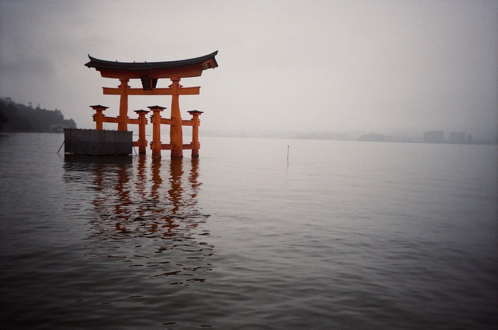 嚴島神社 Hiroshima, Japan / Kodak ColorPlus / Lomo LC-A+ 嚴島神社的鳥居，一隻腳在整修中，我等不到退潮的時間，只好在岸邊遠目著它。  我想看看去年放的硬幣還在不在，但應該也找不到是哪一枚了吧！  Lomo LC-A+ Kodak ColorPlus ISO200 4896-0007 2016/09/25 Photo by Toomore