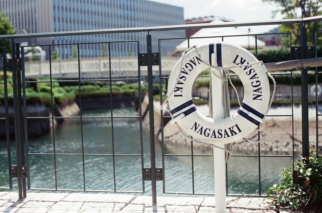 長崎縣美術館 長崎 Nagasaki 2015/09/08 放置在人行道的救生圈。  Nikon FM2 / 50mm Kodak UltraMax ISO400 Photo by Toomore