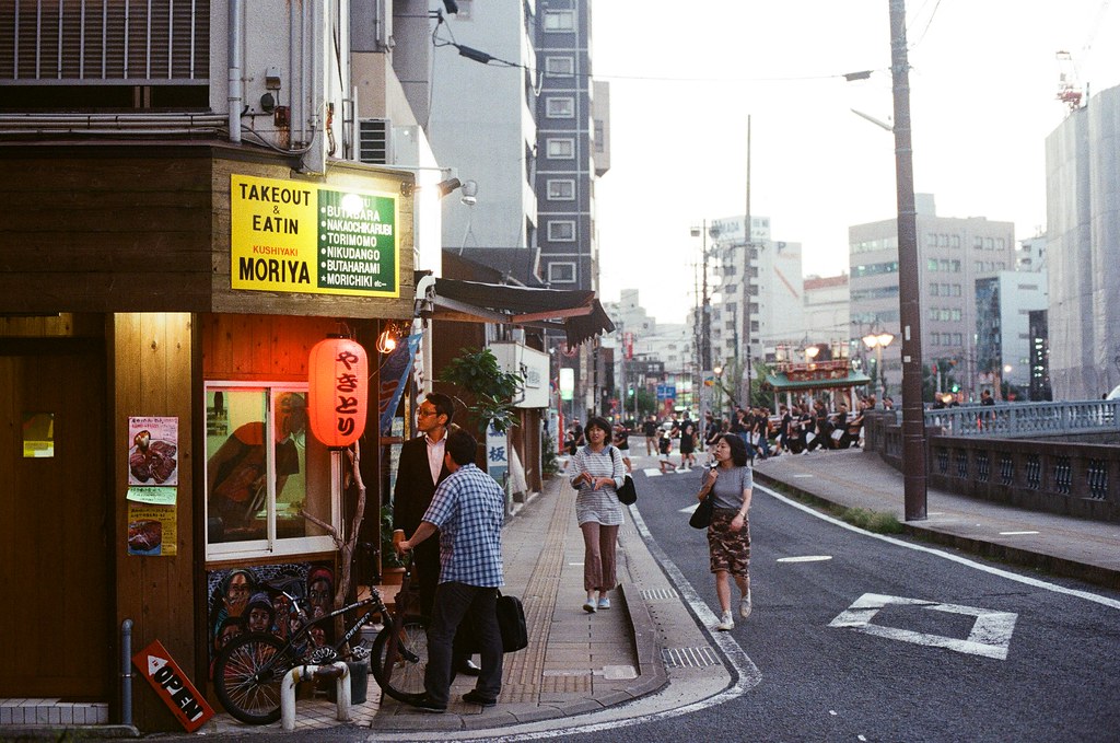 眼鏡橋 長崎 Nagasaki 2015/09/07 這家轉角的小店鋪好像很好吃，後面神轎經過。  Nikon FM2 / 50mm Kodak UltraMax ISO400 Photo by Toomore