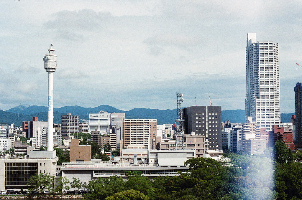 広島城 Hiroshima 2015/09/01 天守閣上面拍廣島。  Nikon FM2 / 50mm Kodak UltraMax ISO400 Photo by Toomore