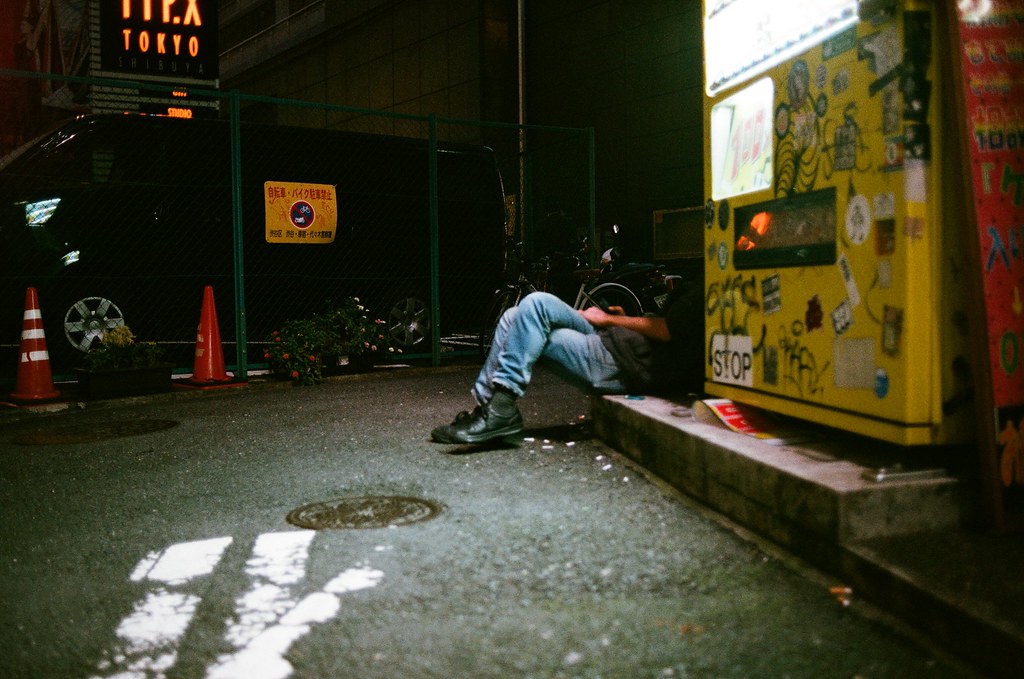 渋谷 Tokyo 2015/10/02 下午去了明治神宮後，想說渋谷就在附近，而且晚上的時候也很熱鬧，可以拍一些街道巷弄的景。當我走過一個巷口販賣機的時候看到這一幕嚇到，我有走過去確認一下人是否安好，然後再小碎步的退到後面拍下來！但好像沒有對到焦！可惡！   Nikon FM2 Nikon AI AF Nikkor 35mm F/2D AGFA VISTAPlus ISO400 0998-0013 Photo by Toomore
