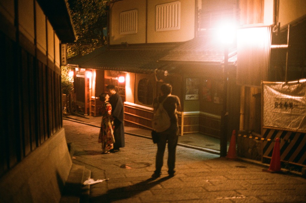 清水寺 夜間 京都 Kyoto 2015/09/24 看到一對新人在這裡拍照，有點羨慕！如果身邊有個人可以入鏡拍的話有多好。  這一天晚上沒有直接回到住的地方，而是跑來拍晚上的清水寺，因為沒有夜間參拜的關係，這裡太陽下山後店家就打烊了，整條路上就這樣安安靜靜的，我記得那時候才剛過晚上七點而已。  Nikon FM2 Nikon AI Nikkor 50mm f/1.4S AGFA VISTAPlus ISO400 0951-0009 Photo by Toomore