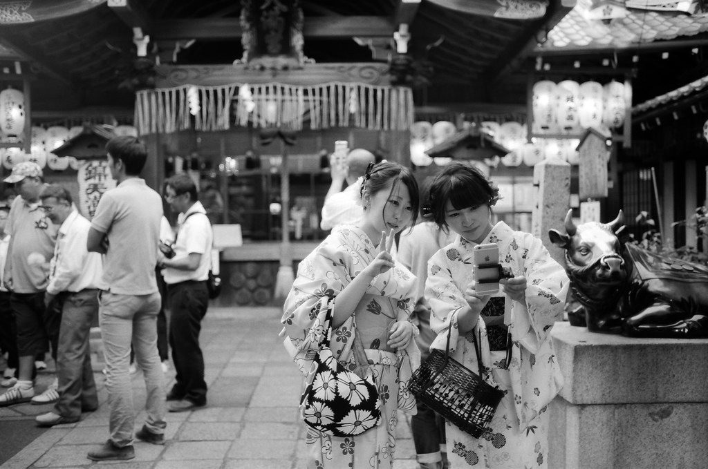 錦天満宮 京都 Kyoto 2015/09/29 走回鴨川的路上又經過錦天満宮，那時候裝的是黑白的底片，因此也進去拍了些畫面。  Nikon FM2 Nikon AI AF Nikkor 35mm F/2D Kodak 100 TMAX Professional ISO 100 1273-0019 Photo by Toomore