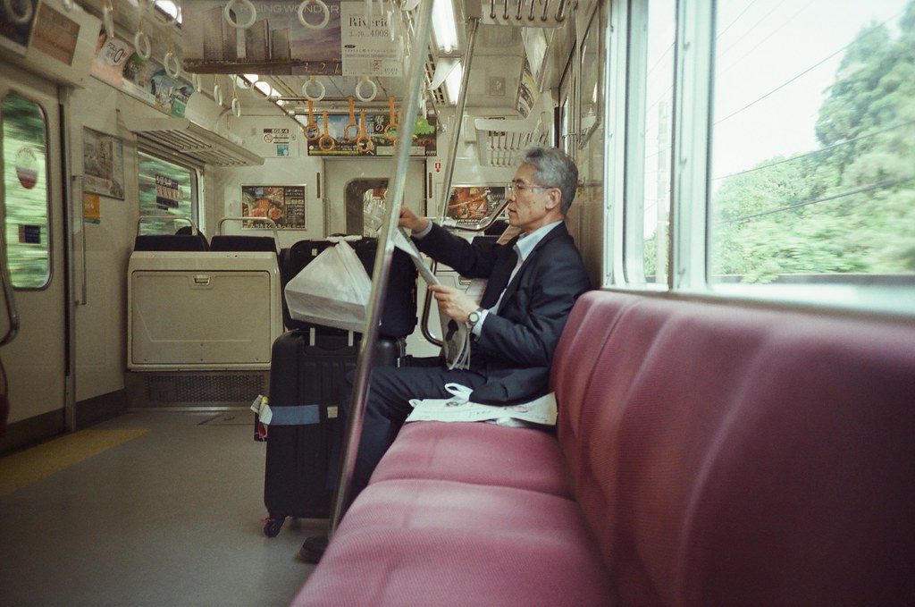 Tokyo, Japan / Fujifilm 500D 8592 / Lomo LC-A+ 這次總算盲拍也抓對距離了。  傳說中的電車大叔！我抓到你的畫面了！  但那時候有什麼重要新聞嗎？看的好認真！  Lomo LC-A+ Fujifilm 500D 8592 7394-0003 2016-05-21 Photo by Toomore