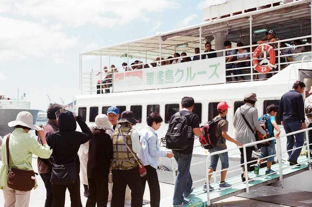 前往軍艦島（Gunkanjima）  端島 長崎港 Nagasaki 2015/09/07 一船好多人！  Nikon FM2 / 50mm Kodak UltraMax ISO400 Photo by Toomore