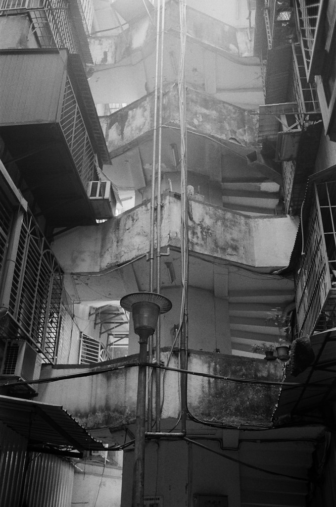 南機場夜市 台北 Taipei 2015/11/07 老舊的公寓。  Nikon FM2 Nikon AI AF Nikkor 35mm F/2D Kodak TRI-X 400 / 400TX 2940-0026 Photo by Toomore