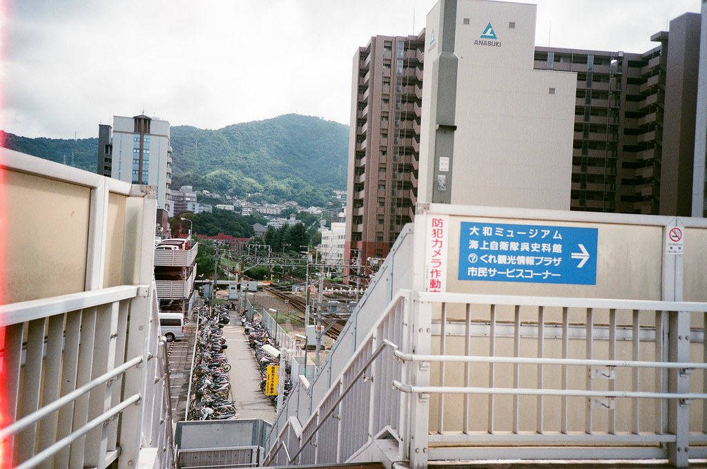 吳 Hiroshima, Japan / FUJICOLOR 業務用 / Lomo LC-A+ 走上了天橋過去另外一方向，一個看得到海的地方，那裡有大和博物館。  這一天的天空也還是陰陰的。  Lomo LC-A+ FUJICOLOR 業務用 ISO400 4898-0001 2016-09-26 Photo by Toomore