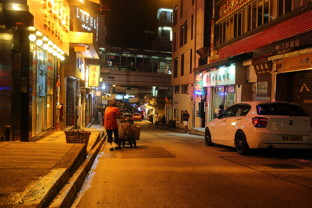 Hong Kong / Sigma 35mm / Canon 6D 晚上從蘭桂坊附近走走等酒退，在路上都可以看到收回收的老人。  沒有刻意要拍，只是覺得還是要中立的把看到的景象記錄下來。  Canon 6D Sigma 35mm F1.4 DG HSM Art IMG_1384.JPG Photo by Toomore