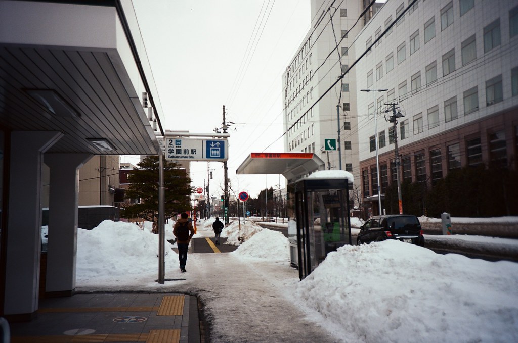 學園前 札幌 北海道 Sapporo, Japan / Kodak Pro Ektar / Lomo LC-A+ 在札幌住的地方，學院前，發音很好聽，咖估焉麥！  每次回來的時候聽到這站就很高興！  下雪，雪地！  Lomo LC-A+ Kodak Pro Ektar 100 8267-0002 2016-01-31 ~ 2016-02-02 Photo by Toomore