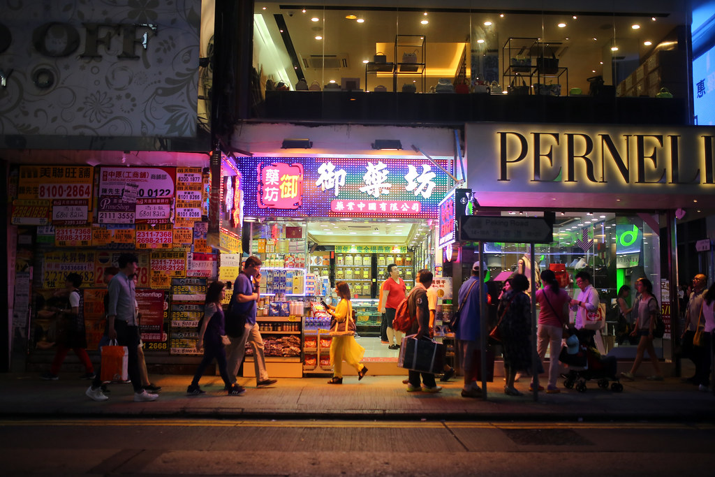 尖沙咀 香港 Hong Kong / Sigma 35mm / Canon 6D 傍晚從尖沙咀一路往北走回旺角，有點錯估第一天不應該做這麼耗體力的行為，但一路上還是有拍到想要的畫面。  老實說對香港沒有太大的興奮，可能前一天出發沒有睡好，可能這裡真的很熱的關係，一路上還在熟悉香港的環境與步調。  香港街頭的招牌都五彩繽紛，而且亮到都有點刺眼，但我很喜歡這樣的街頭，今天初略逛逛，看起來應該可以嘗試拍很多東西。  下次一定要帶一個人來，但願。  Canon 6D Sigma 35mm F1.4 DG HSM Art IMG_0780 Photo by Toomore