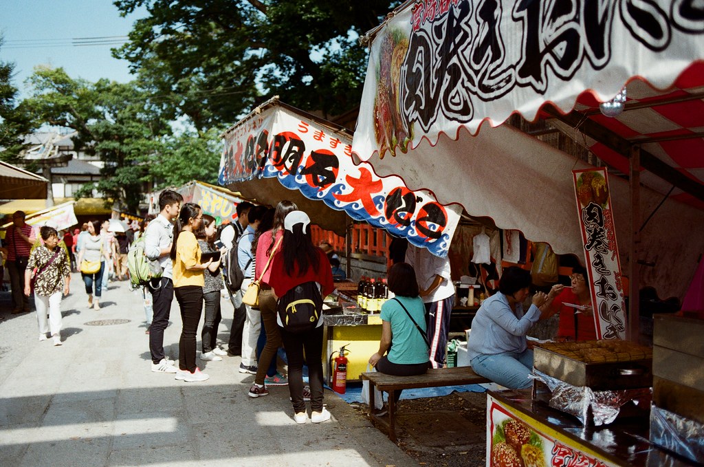 伏見稻荷 京都 Kyoto, Japan / Kodak ColorPlus / Nikon FM2 我想起第一次來京都的時候，那時候本來也要來這裡，但是從奈良過來京都，然後要再從京都回到大阪感覺有點累，所以最後就放棄，直接回到大阪買東西。  那時候是和前女友來的。  Nikon FM2 Nikon AI AF Nikkor 35mm F/2D Kodak ColorPlus ISO200 0991-0036 2015/09/29 Photo by Toomore