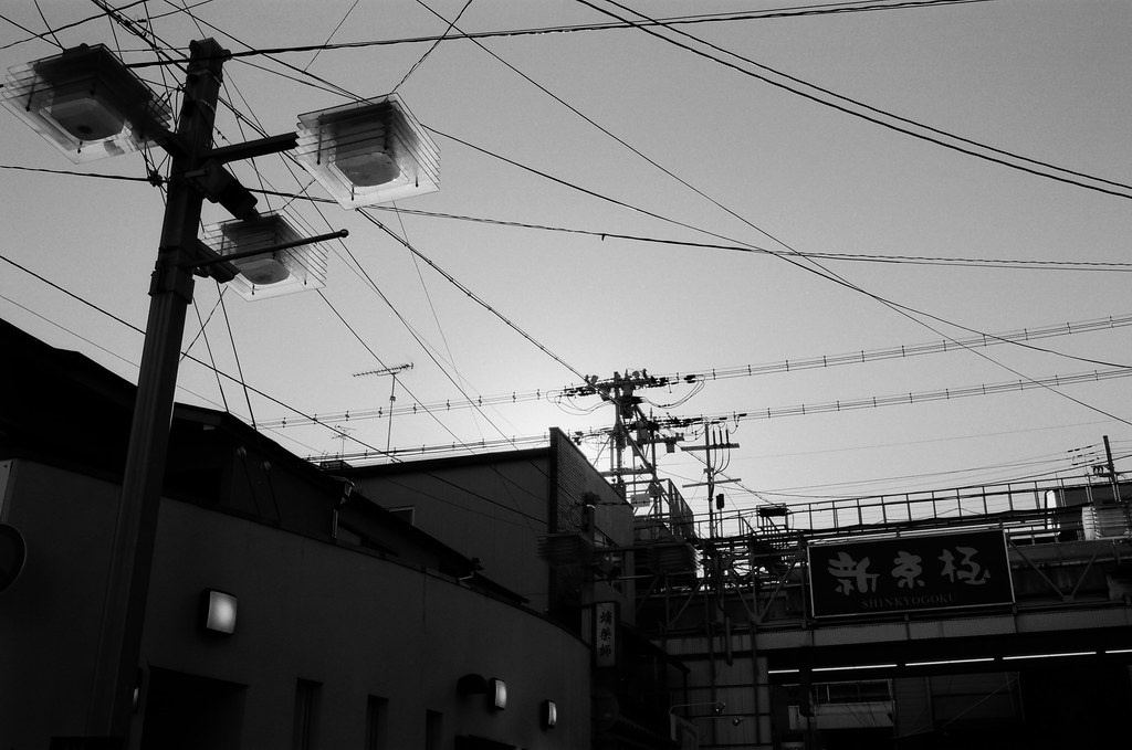 新京極 京都 Kyoto, Japan / Kodak TMAX / Nikon FM2 2015/09/29 離開伏見稻荷後回到了河原町、寺町通這裡，我記得我要去買一個百年老店的布丁，當作今天的生日禮物。  那時候太陽快要下山，寺町通的路線是東西向，可以拍路人的影子。  當然還有可以拍我很喜愛的逆光。  （後來才發現我還滿多逆光的作品）  Nikon FM2 Nikon AI AF Nikkor 35mm F/2D Kodak 100 TMAX Professional ISO 100 1273-0016 Photo by Toomore