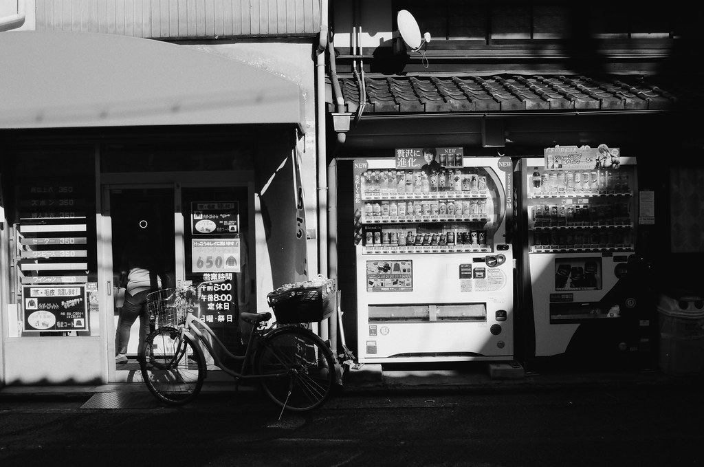 寺町通 京都 Kyoto, Japan / Kodak TMAX / Nikon FM2 2015/09/29 離開伏見稻荷後回到了河原町、寺町通這裡，我記得我要去買一個百年老店的布丁，當作今天的生日禮物。  那時候太陽快要下山，寺町通的路線是東西向，可以拍路人的影子。  當然還有可以拍我很喜愛的逆光。  （後來才發現我還滿多逆光的作品）  Nikon FM2 Nikon AI AF Nikkor 35mm F/2D Kodak 100 TMAX Professional ISO 100 1273-0006 Photo by Toomore