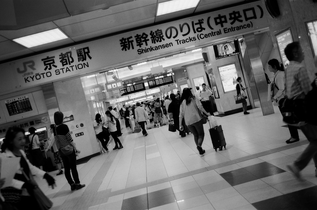 京都 Kyoto, Japan / Kodak TMAX / Nikon FM2 結束九天在京都的旅行，前往東京。  那時候東京是一個我一直很難回去的地方，實在有太多回憶容易碰觸到我無法控制的情緒。  但還是得回去，最後讓自己在每個回憶一一告別。  Nikon FM2 Nikon AI AF Nikkor 35mm F/2D Kodak 100 TMAX Professional ISO 100 1273-0036 2015/09/30 Photo by Toomore