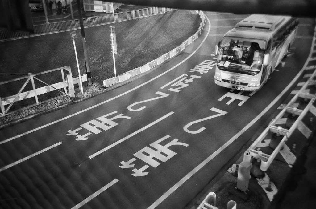 Narita Air Port NRT, Japan / Kodak TRI-X / Lomo LC-A+ 跑進我的畫面、跑進我的視線，想要用一個沈重的嘶吼壓過。  喔，不可能！不會讓妳得逞！  Lomo LC-A+ Kodak TRI-X 400 / 400TX 8561-0019 2016/01/31 Photo by Toomore