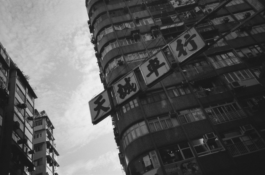 旺角 Hong Kong / Ultrafine Extreme / Lomo LC-A+ 香港路上的店家招牌都可以長出來到馬路上，有種可以無限延伸的權利。  但這裡好像沒有規定冷氣水不能直直滴個不停。  Lomo LC-A+ Ultrafine Extreme 400 0287-0005 2016-06-17 ~ 2016-06-19 Photo by Toomore