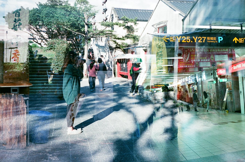Double Exposure, Taipei, Taiwan / AGFA VISTAPlus / Lomo LC-A+ 翻到這卷還沒上傳，裡面有一些還滿有意思的畫面。  我很喜歡拍樹陰影，就像這樣的感覺。  Lomo LC-A+ AGFA VISTAPlus ISO400 5659-0039 2015-12-04~2015-12-05 / 2015-12-20 Photo by Toomore
