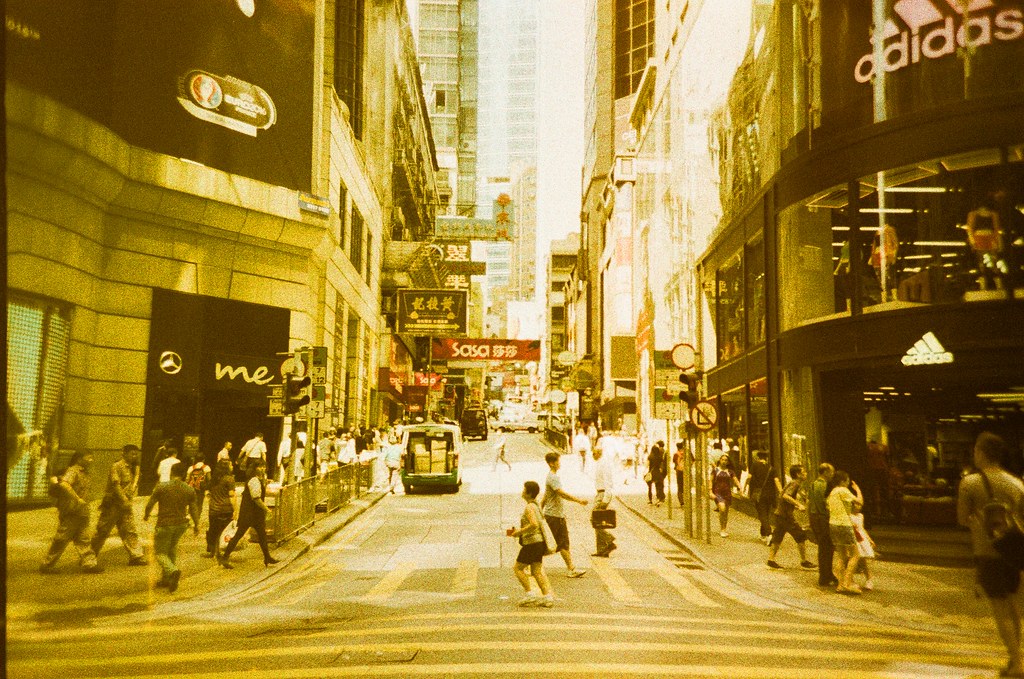 Hong Kong Street / Lomography Slide / XPro / Lomo LC-A+ 夏天真的不能去香港，實在是有夠熱，連拍出來的底片顏色都一股沙漠般的色調。  但香港是一個不錯拍街景的地方！  Lomo LC-A+ Lomography Slide / XPro 200 ISO 35mm 2607-0002 2016-06-20 Photo by Toomore