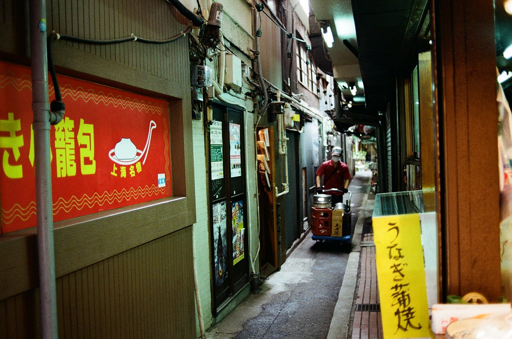 吉祥寺 Tokyo, Japan / Kodak ColorPlus / Nikon FM2 在吉祥寺的巷弄裡鑽來鑽去，好像有點太早去了，有些店家沒有開門，不知道是比較晚開還是真的沒在營業。  我就站在街道的一個位置，構圖調整好後，等待路人走到我要的畫面中，然後按下快門！  Nikon FM2 Nikon AI AF Nikkor 35mm F/2D Kodak ColorPlus ISO200 0995-0010 2015/10/01 Photo by Toomore