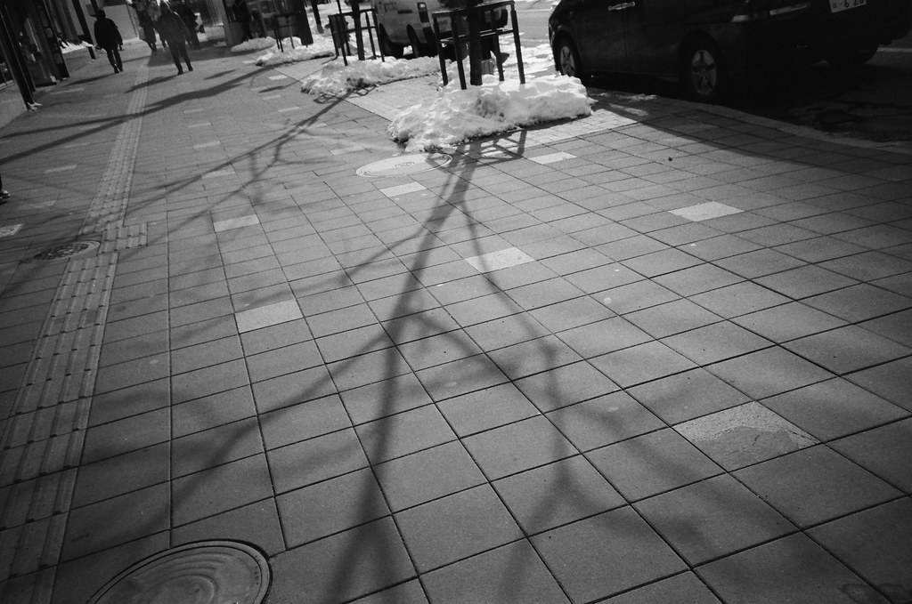 札幌 Sapporo, Japan / Kodak TRI-X / Lomo LC-A+ 有一段路都沒有雪，有點神奇，不知道是住戶有清理還是這種路面比較不會積雪？  Lomo LC-A+ Kodak TRI-X 400 / 400TX 8561-0039 2016/01/31 Photo by Toomore