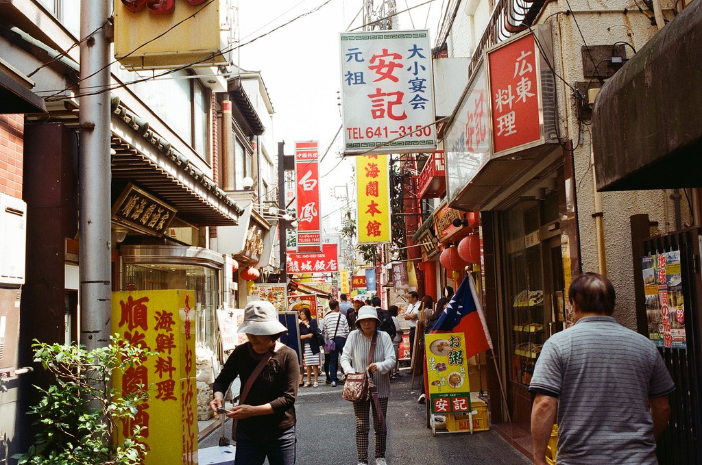 橫濱中華街 Yokohama, Japan / Kodak ColorPlus / Nikon FM2 在橫濱中華街裡轉來轉去，想要走一個完全不看地圖先探險的方式逛，但肚子有點餓，要把這一區所有都走一遍才決定要吃哪一間。  我記得去長崎的時候也有中華街，整條都是賣中華料理，但有時候想想，我平常生活的台北，也算是中華料理吧，那到底到了日本還要吃中華料理嗎？  恩，最後還是吃看看，看看有什麼差異，就像在台北也吃得到拉麵，但直覺還是會去吃。  Nikon FM2 Nikon AI AF Nikkor 35mm F/2D Kodak ColorPlus ISO200 6412-0004 2016/05/21 Photo by Toomore