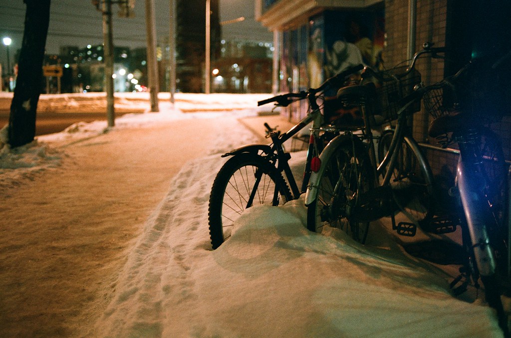 札幌 Sapporo, Japan / AGFA VISTAPlus / Nikon FM2 腳踏車被雪給埋了，在雪地裡生活好像騎腳踏車會有點麻煩齁？  還好那時候沒有想要夜宿車站之類的，應該會冷死。  Nikon FM2 Nikon AI AF Nikkor 35mm F/2D AGFA VISTAPlus ISO400 8264-0039 2016/01/31 Photo by Toomore