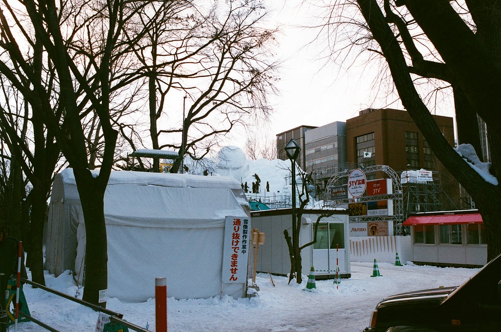 大通公園 札幌 Sapporo, Japan / AGFA VISTAPlus / Nikon FM2 大通公園正在準備雪祭，那是進擊的巨人裡的巨型巨人像！  有點驚悚！  Nikon FM2 Nikon AI AF Nikkor 35mm F/2D AGFA VISTAPlus ISO400 8264-0034 2016/01/31 Photo by Toomore