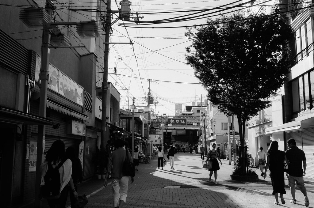 新京極 京都 Kyoto, Japan / Kodak TMAX / Nikon FM2 2015/09/29 離開伏見稻荷後回到了河原町、寺町通這裡，我記得我要去買一個百年老店的布丁，當作今天的生日禮物。  那時候太陽快要下山，寺町通的路線是東西向，可以拍路人的影子。  當然還有可以拍我很喜愛的逆光。  （後來才發現我還滿多逆光的作品）  Nikon FM2 Nikon AI AF Nikkor 35mm F/2D Kodak 100 TMAX Professional ISO 100 1273-0014 Photo by Toomore