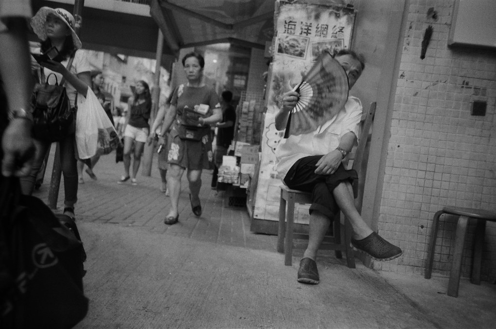 旺角 Hong Kong / Ultrafine Extreme / Lomo LC-A+ 一個盲拍的方式偷拍，但是差一點就可以拍到完整的臉。  其實這裡很臭，旁邊竟然是垃圾集中場，有點不可思議，在城市中。  Lomo LC-A+ Ultrafine Extreme 400 0287-0003 2016-06-17 ~ 2016-06-19 Photo by Toomore